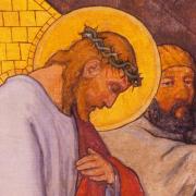 Vuitena estació: Jesús és ajudat pel Cirineu a portar la creu